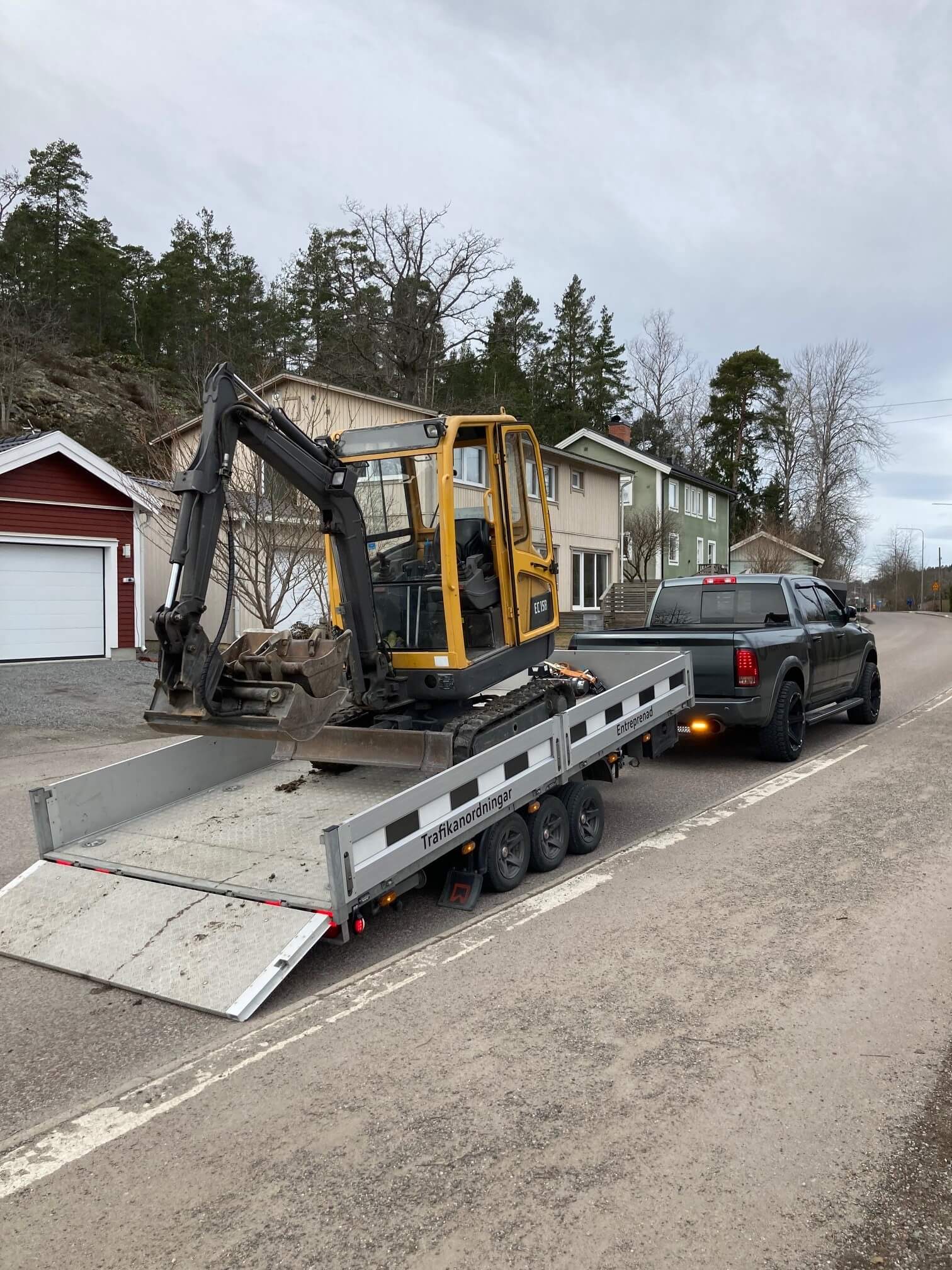 Transport av grävmaskin på flak