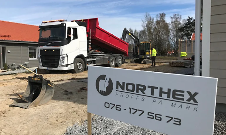 Skylt med Northex logga framför lastbil